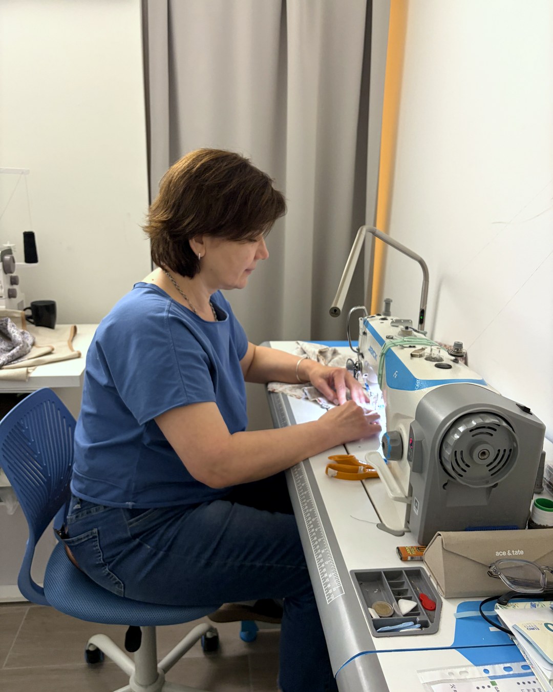 Atelier Schneiderin Zhanna an ihrer industriellen Nähmaschine im Atelier von Krasota.Hamburg, Untergeschoss am Zeughausmarkt 21